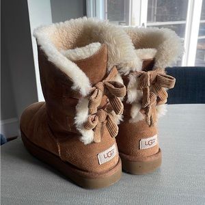 Chestnut Ugg boots with ribbed ribbon